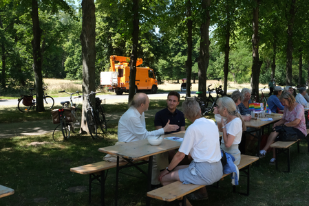 Veranstaltung Lange Tafel: Jung und Alt treffen sich zum gemeinsamen Essen | Foto: Till Schönenberg
