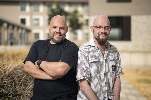 Bild: Preisträgerin Studentenwerkspreis 2023, Carsten Bierbach und Jan-Michael Fritz, Fotograf: Nico Herzog für das Studentenwerk Hannover