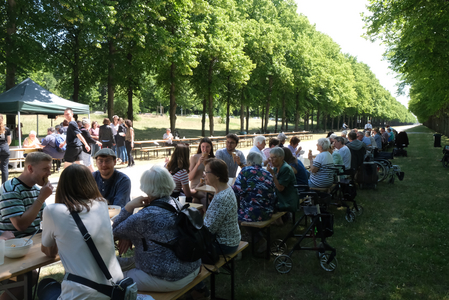 Veranstaltung Lange Tafel: Jung und Alt treffen sich zum gemeinsamen Essen | Foto: Till Schönenberg