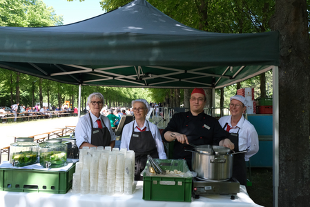 Veranstaltung Lange Tafel: Jung und Alt treffen sich zum gemeinsamen Essen. Das Mensa-Team des Studentenwerks sorgte sich um das leibliche Wohl | Foto: Till Schönenberg