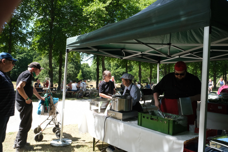 Veranstaltung Lange Tafel: Jung und Alt treffen sich zum gemeinsamen Essen. Das Mensa-Team des Studentenwerks sorgte sich um das leibliche Wohl | Foto: Till Schönenberg