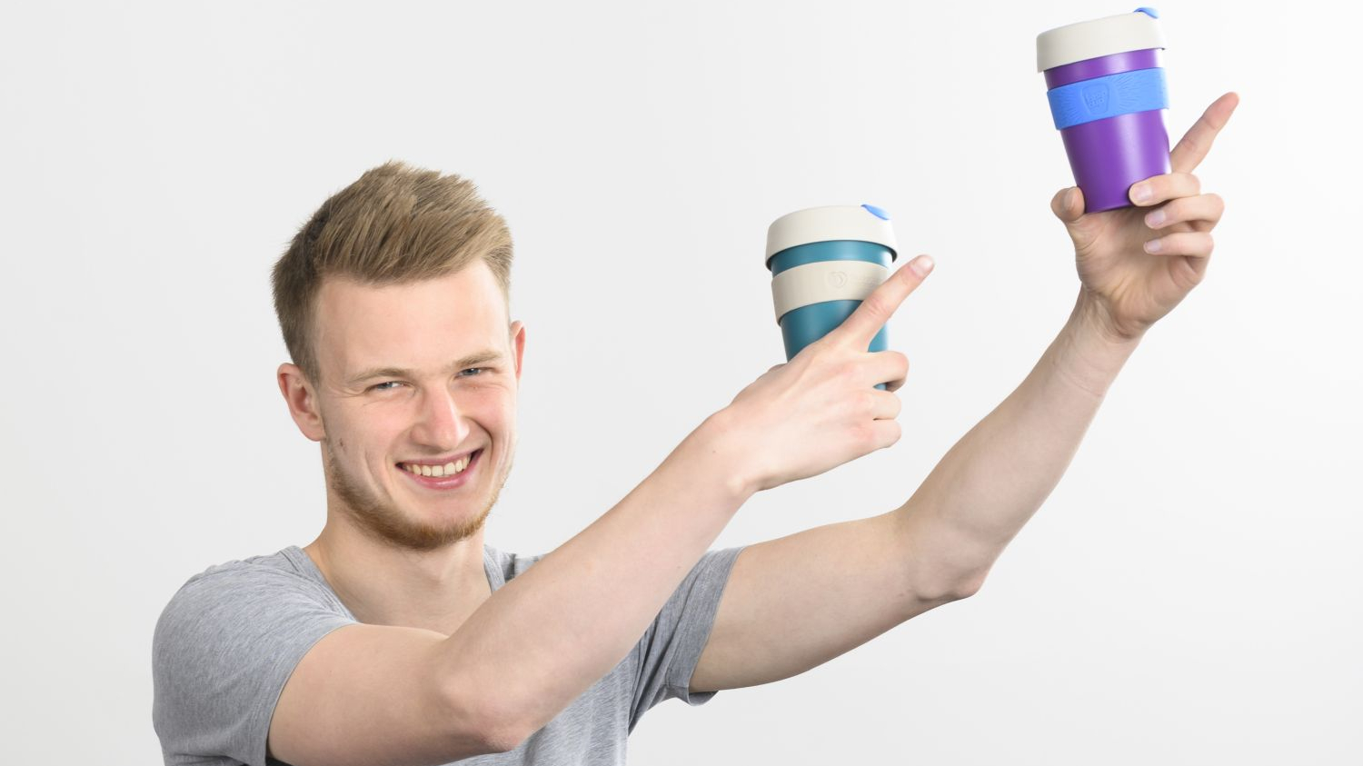 Studend hält KeepCup-Coffeecups hoch 