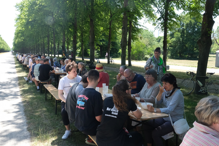 Veranstaltung Lange Tafel: Jung und Alt treffen sich zum gemeinsamen Essen | Foto: Till Schönenberg