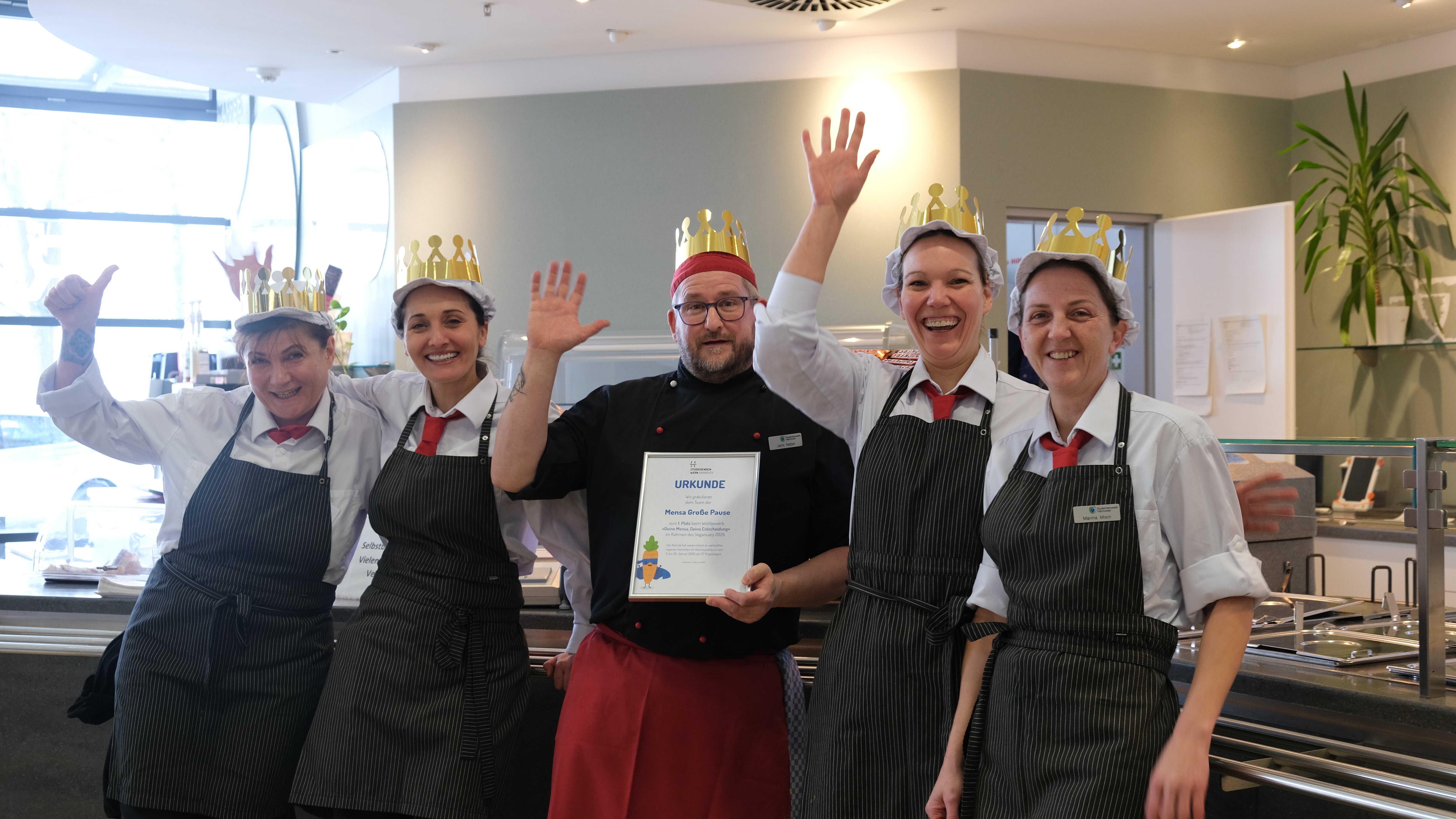 Das Team der Großen Pause mit der Gewinner-Urkunde | Foto von Leon Ulbricht, StwH