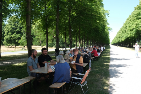 Veranstaltung Lange Tafel: Jung und Alt treffen sich zum gemeinsamen Essen | Foto: Till Schönenberg