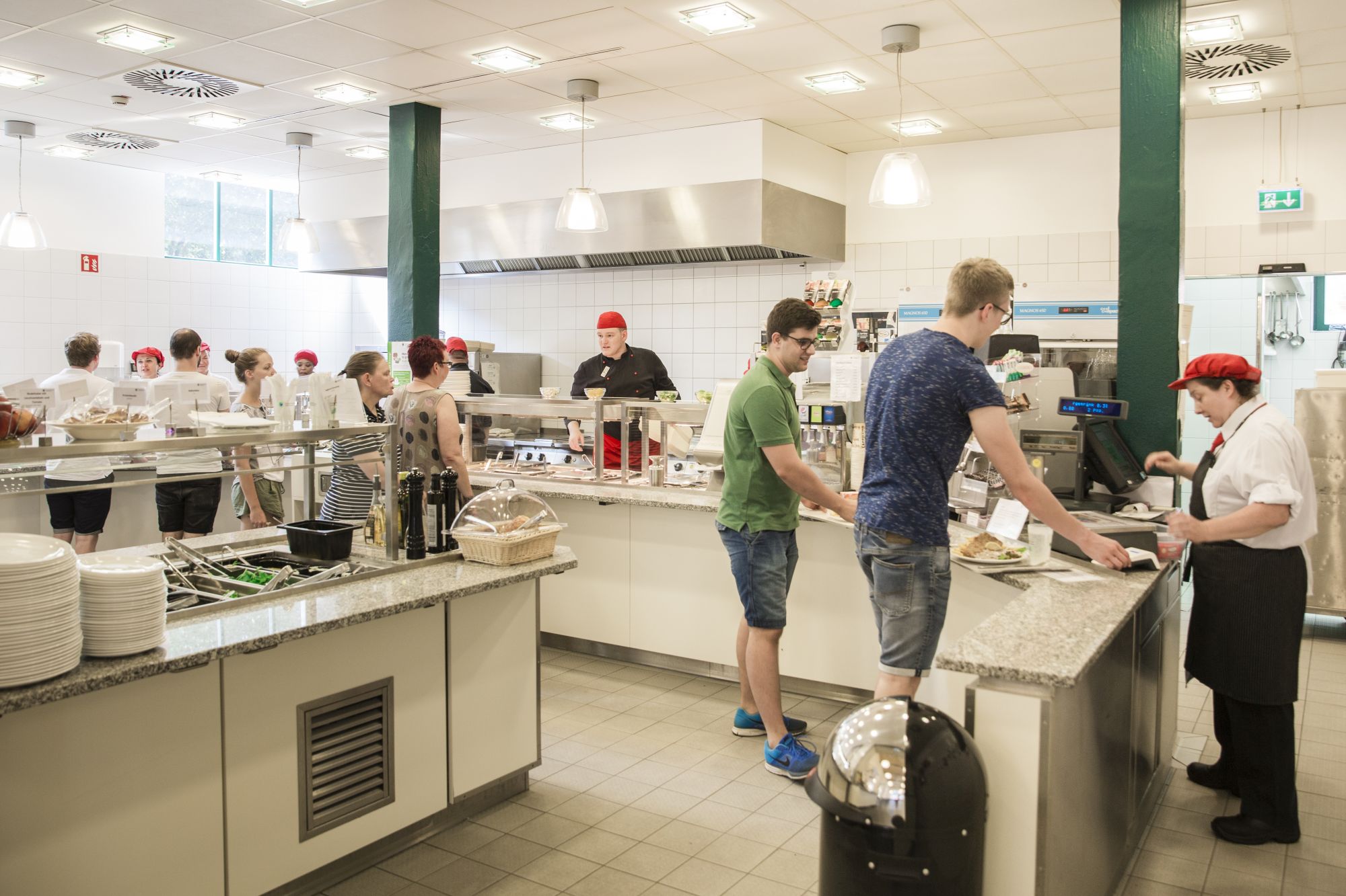 Essenausgabe Mensa Caballus, Foto: Camilla Ackermann für Studentenwerk Hannover