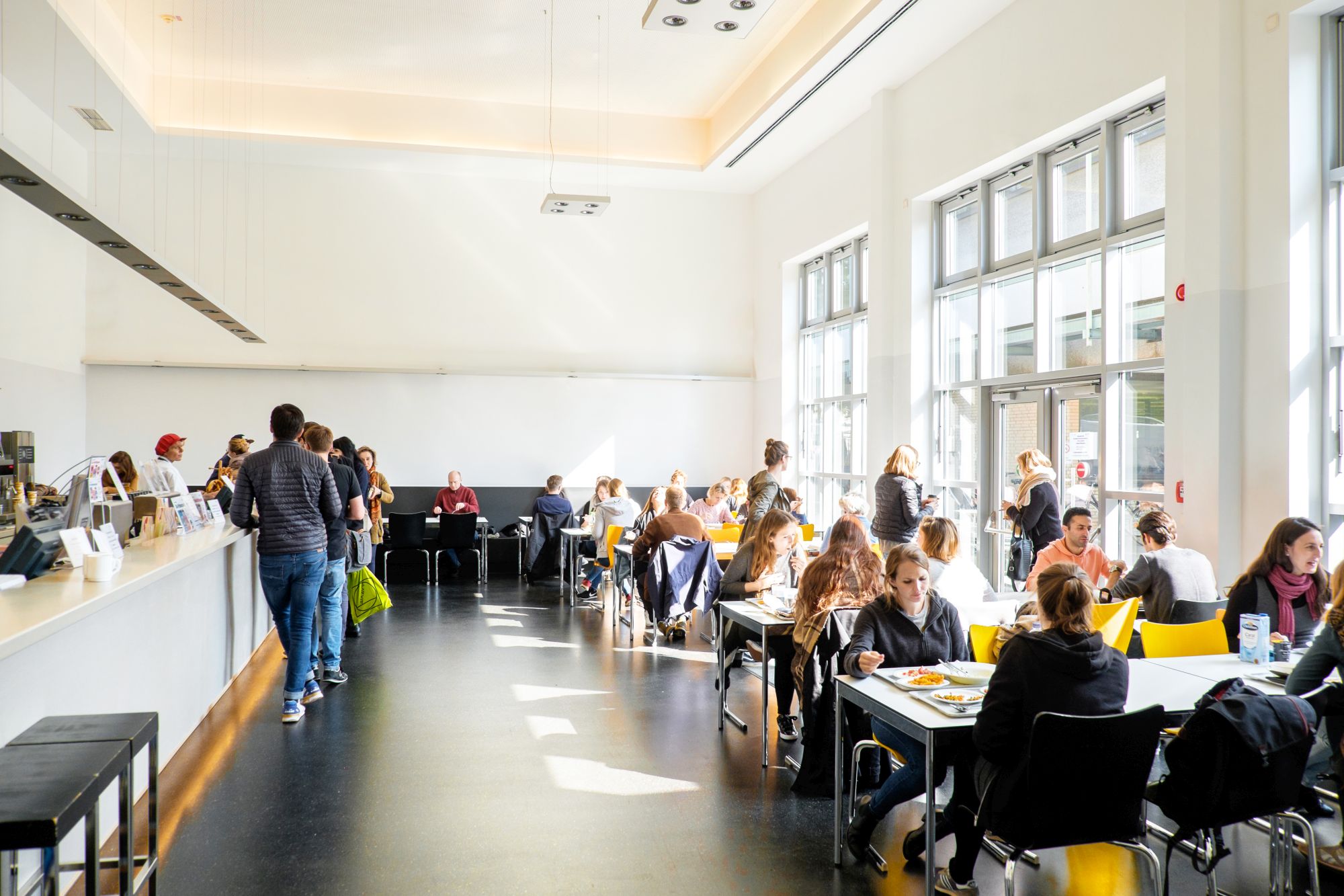 Innenansicht Café Bar Contine, Foto: Martin Rohrmann für Studentenwerk Hannover