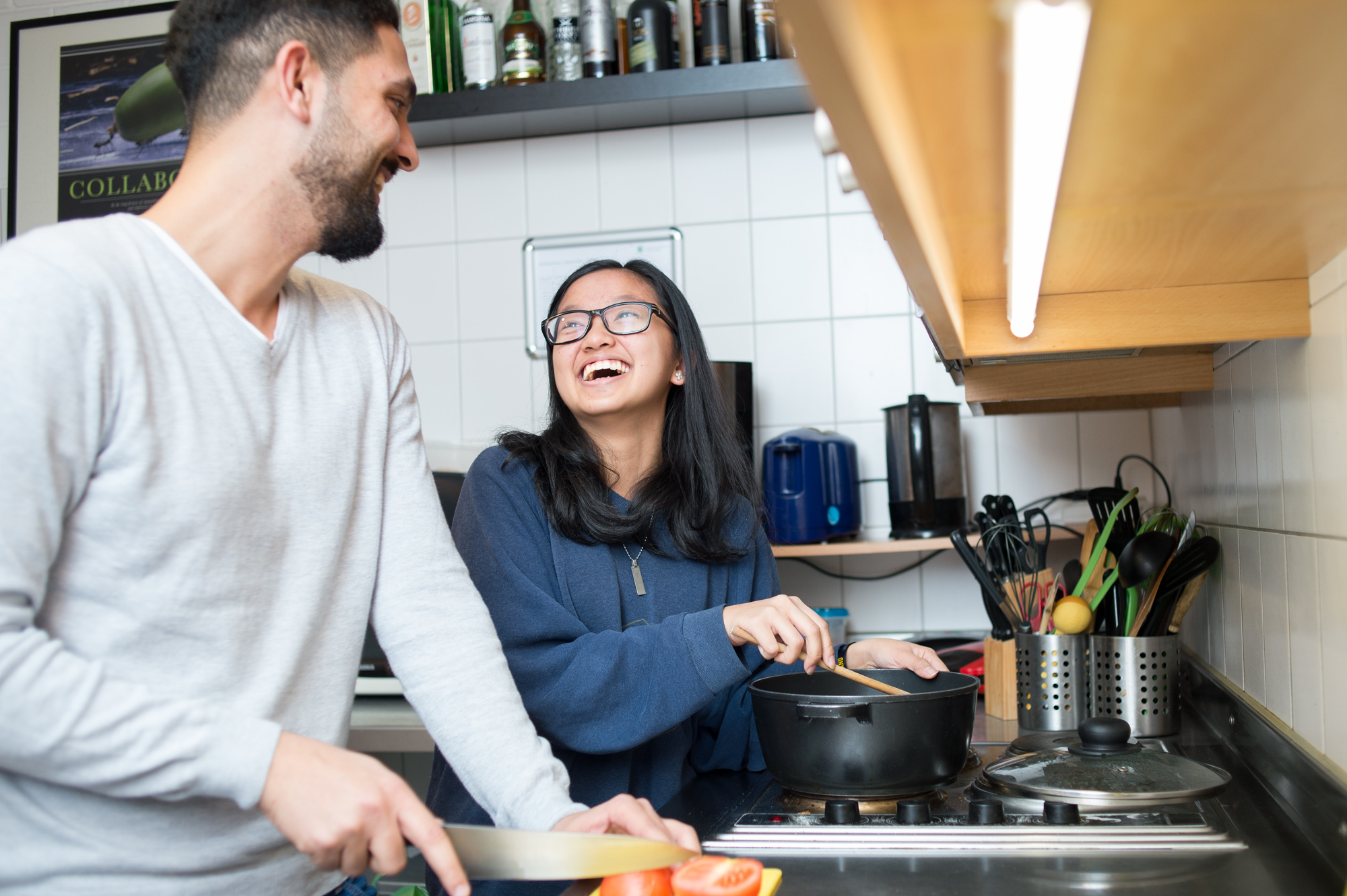 Studierende beim Kochen 