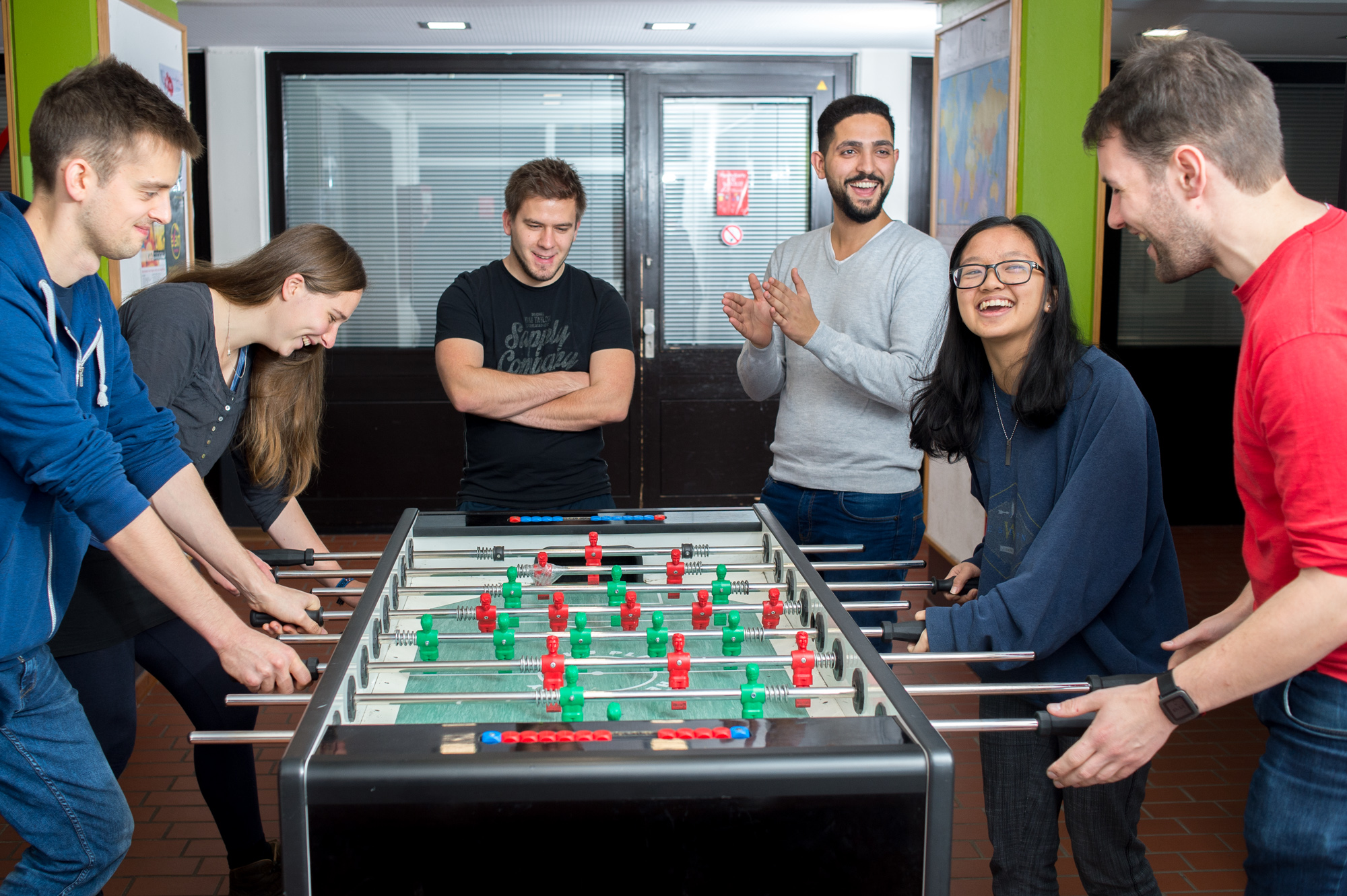 Studierende beim kickern