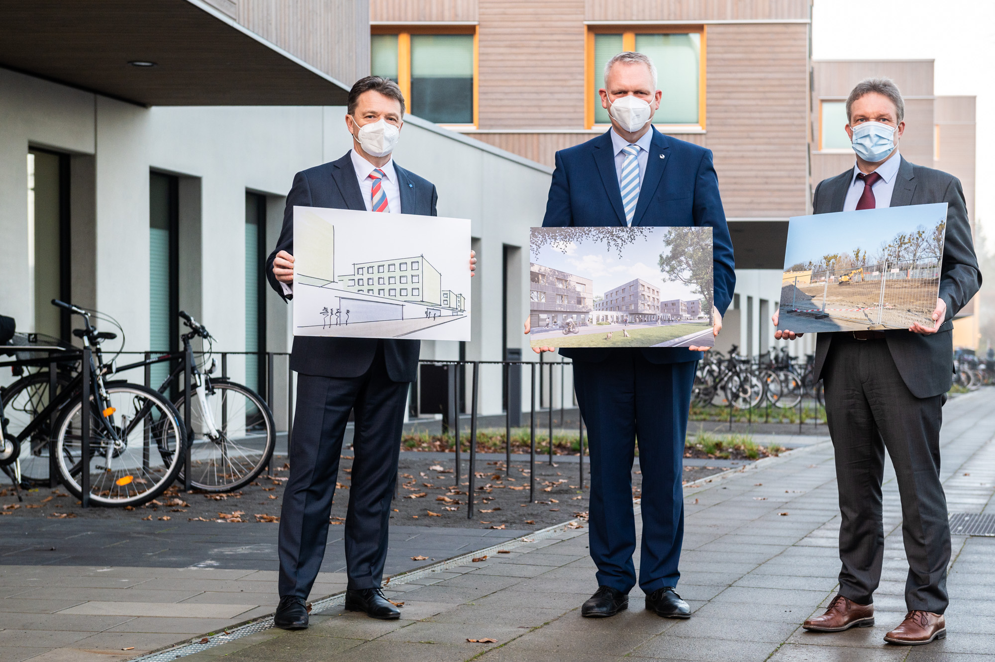 Prof. Dr. Volker Epping (Präsident der LUH), Minister Björn Thümler (nds. Kulturminister) und Michael Knüppel (Geschäftsführer im Studentenwerk Hannover) | Nico Herzog