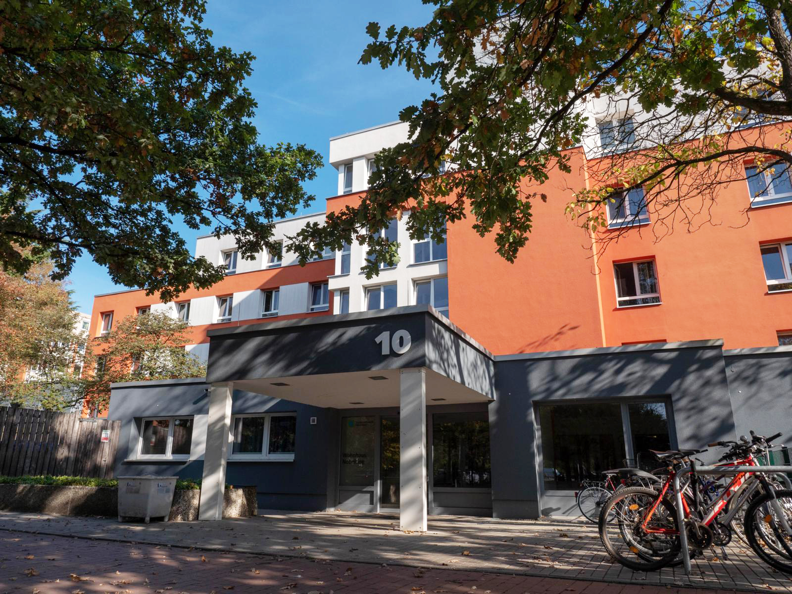 Außenansicht Wohnheim-Eingang am Nobelring