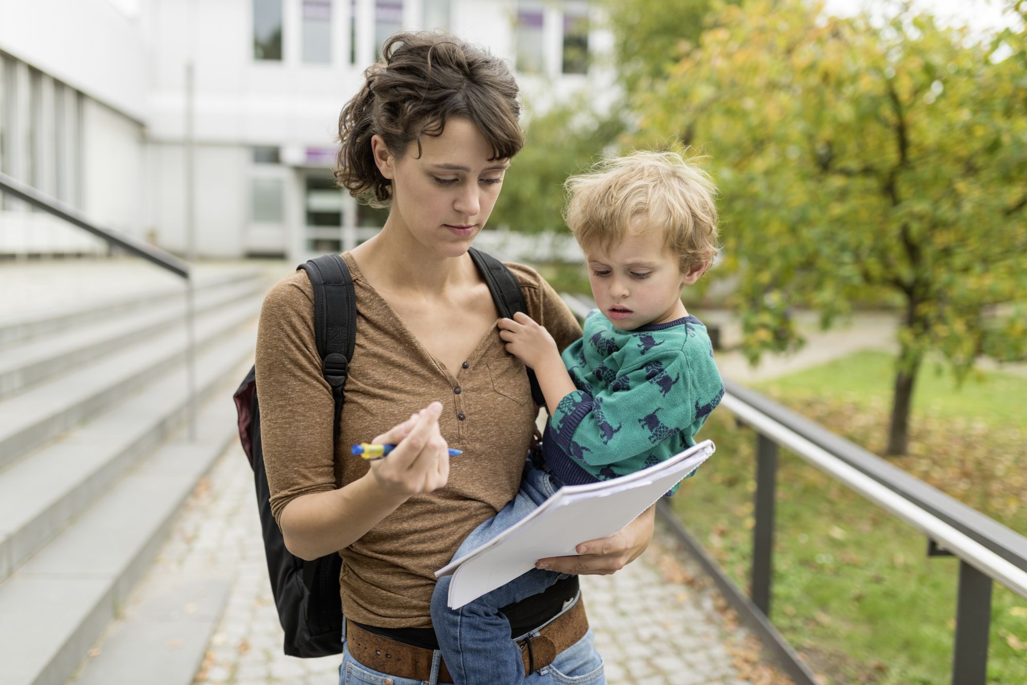 Mutter mit Kind im Arm und Brief in der Hand