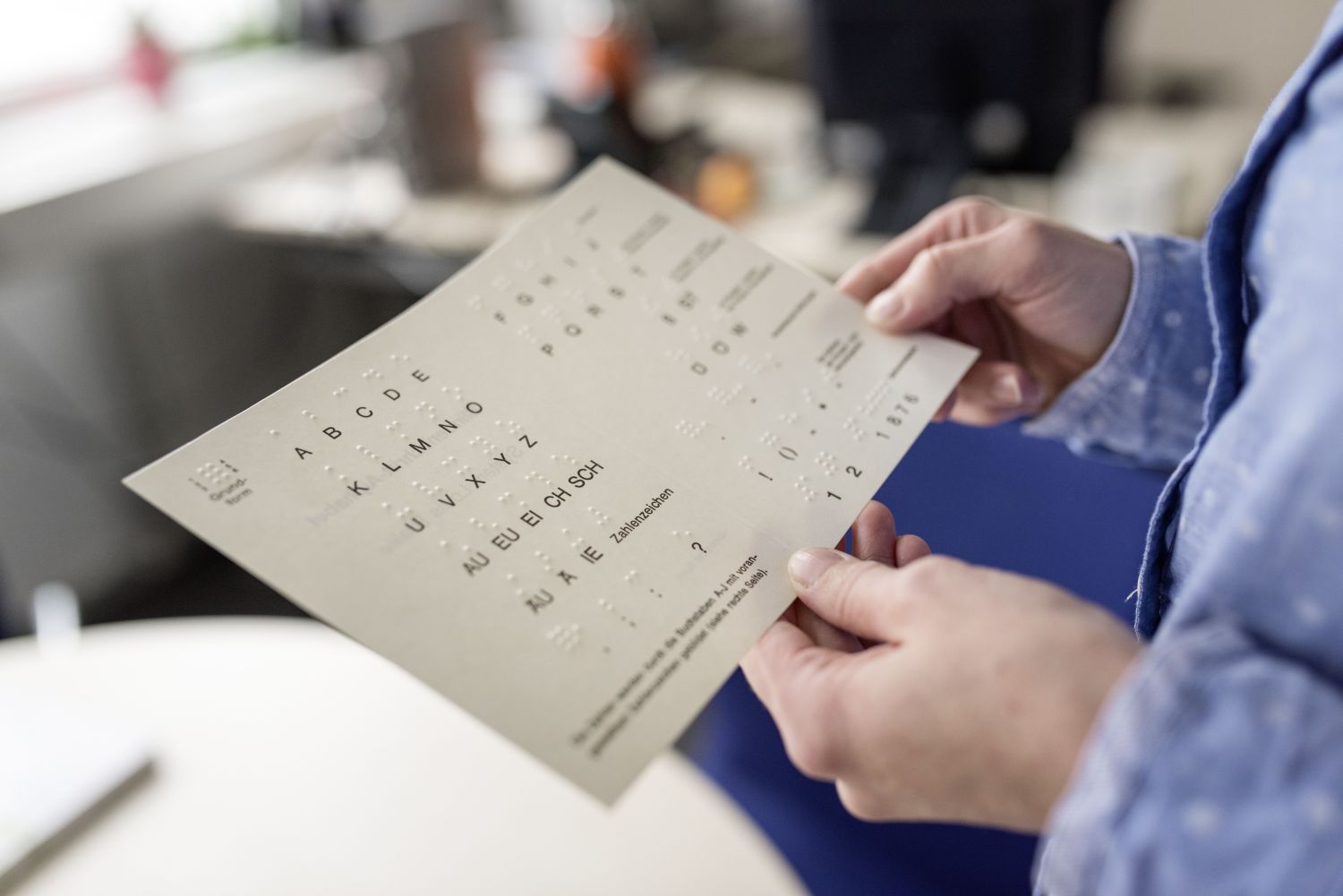 Studentin mit Blindenschrift